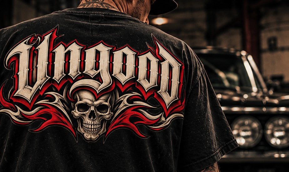 Rückenprint Ungood Skull vor einem Oldtimer