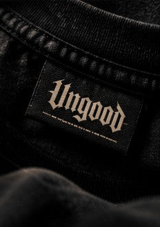Ungood Fraktur-Logo auf schwarzem Shirt, Detailaufnahme